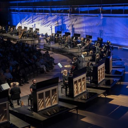11 000 CORDES Un univers microtonal pour 50 pianos